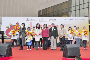 和富社會企業、東華三院及傑出生命計劃合辦「星星幫Love HK 2012」閉幕禮 推動影視藝人帶領親子義工每月服務社區五小時