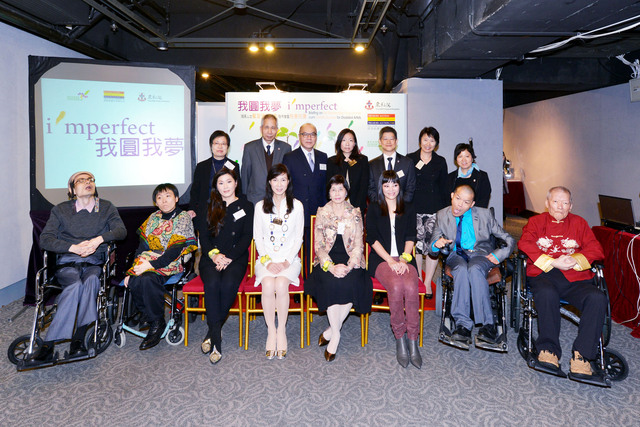 嘉賓與其中四位殘疾藝術家合照。