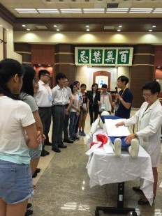 東華三院萬國殯儀館及鑽石山殯儀館首辦「我是禮儀師」體驗活動<br/>高中學生變身「殯葬禮儀師」
