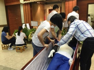 東華三院萬國殯儀館及鑽石山殯儀館首辦「我是禮儀師」體驗活動<br/>高中學生變身「殯葬禮儀師」