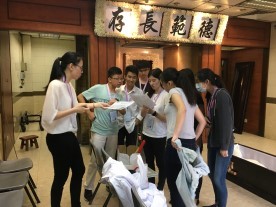 一眾禮儀師商討「策略」,分工籌備模擬喪禮。