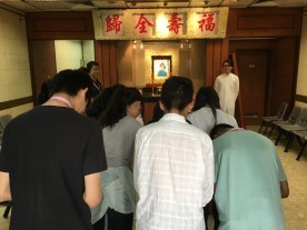 堂倌高呼「有客到,來賓請上前」,「賓客」一鞠躬,再鞠躬,三鞠躬。