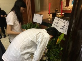 禮儀師學習擺放花牌及撰寫花牌內文。