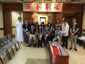 禮儀師於靈堂內大合照,百無禁忌!