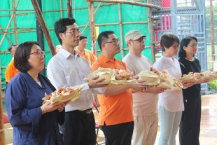 東華三院庚申年總理楊國佳先生(右三)為法會主禮參拜儀式。