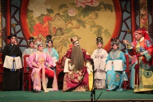法會備有「神功戲」,以答謝神祇,神民共樂。